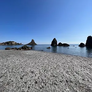 Vania Aci Castello